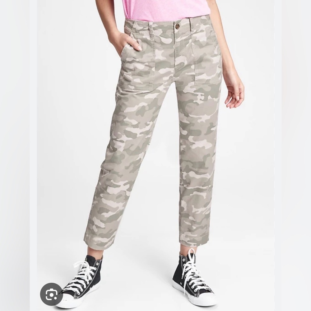 5 for $25 // Gap Factory camo girlfriend khakis size 4 but fit more like a 6